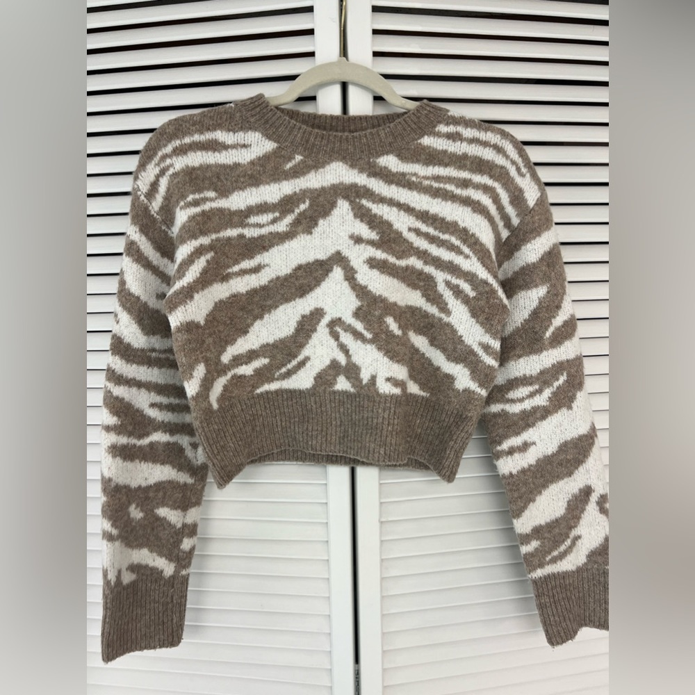 tan and white zebra print cropped sweater size xs